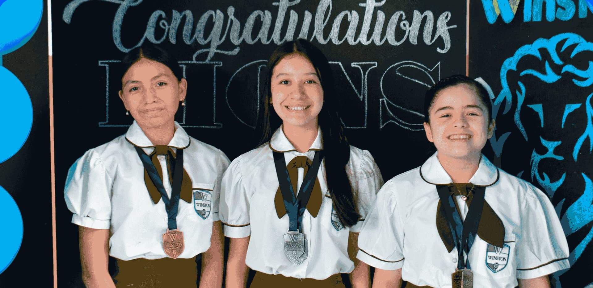 Alumnas del Instituto Winston Churchill con medallas